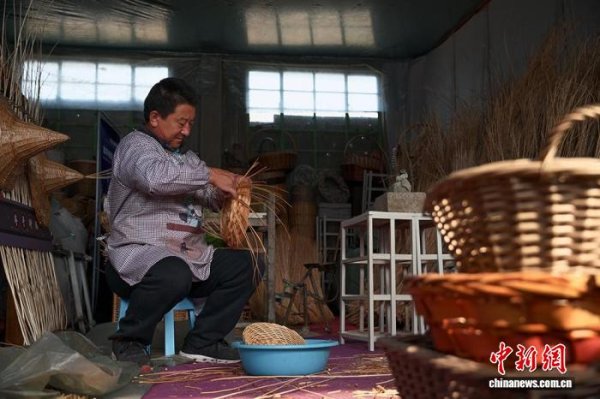 中国配资网 指尖翻飞“编”潮品：胶东柳编从田舍走向国际